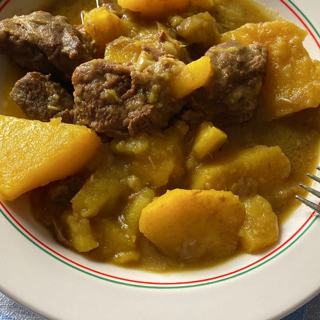 Carne con papas en amarillo