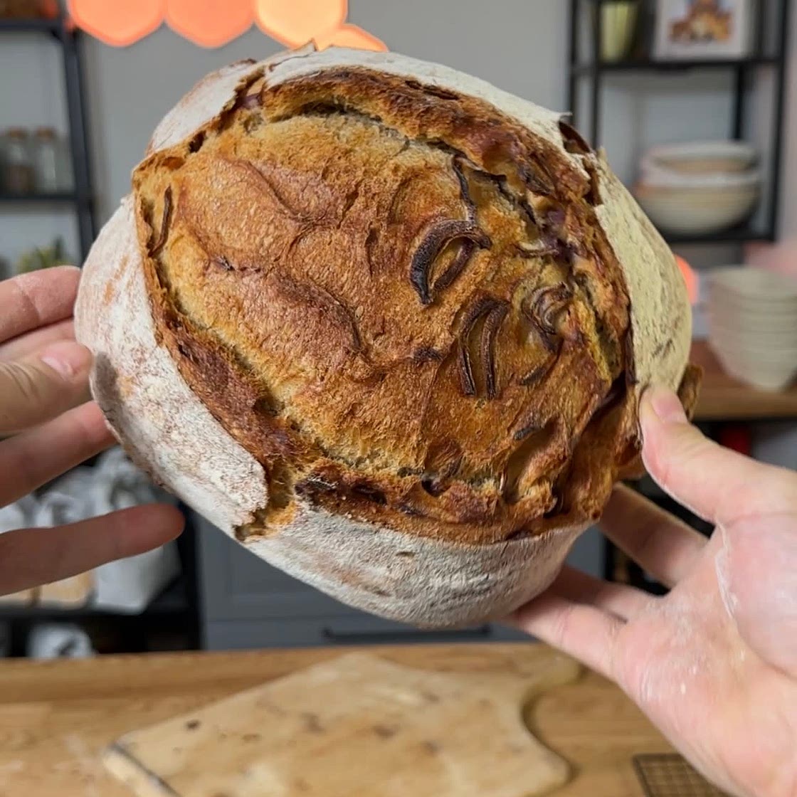 Zwiebelbrot auf dem Topf