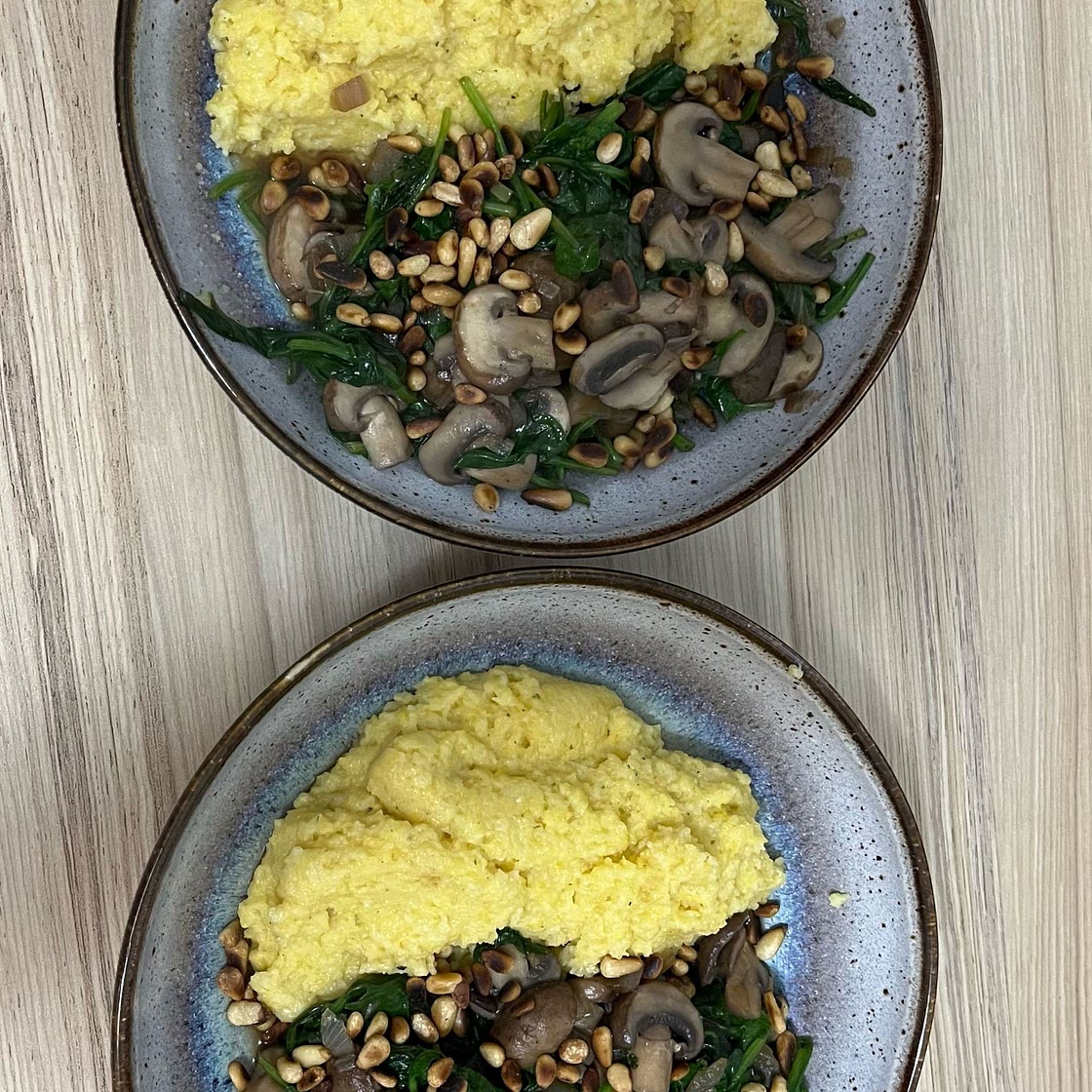 Cremige Vegane Polenta mit Pilzen und Spinat