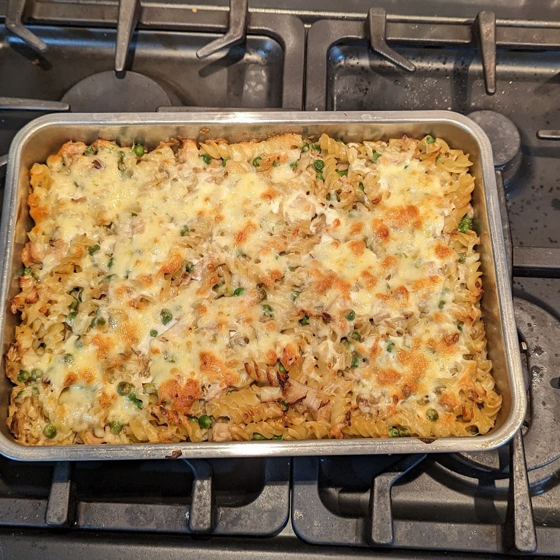 Chicken, leek & pea pasta bake
