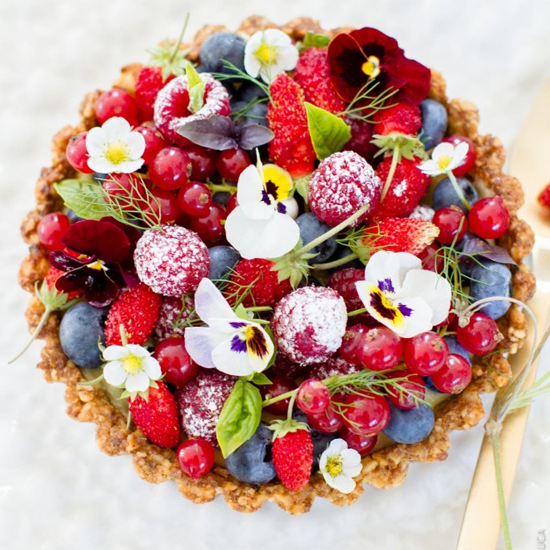 Tarte fruits rouges sur fond aux noix