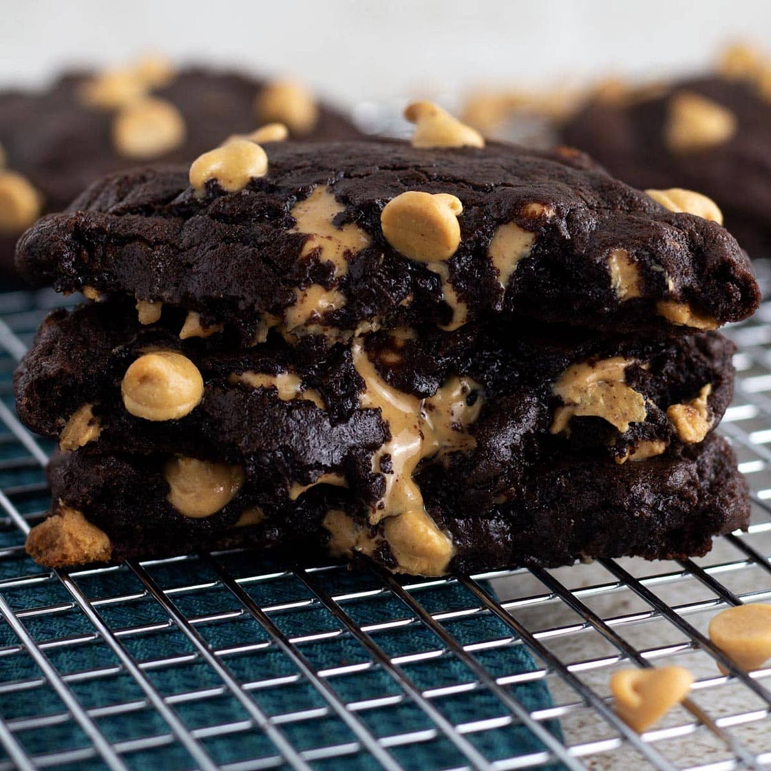 Crumbl 🙀 Chocolate Peanut Butter Chip Cookies 