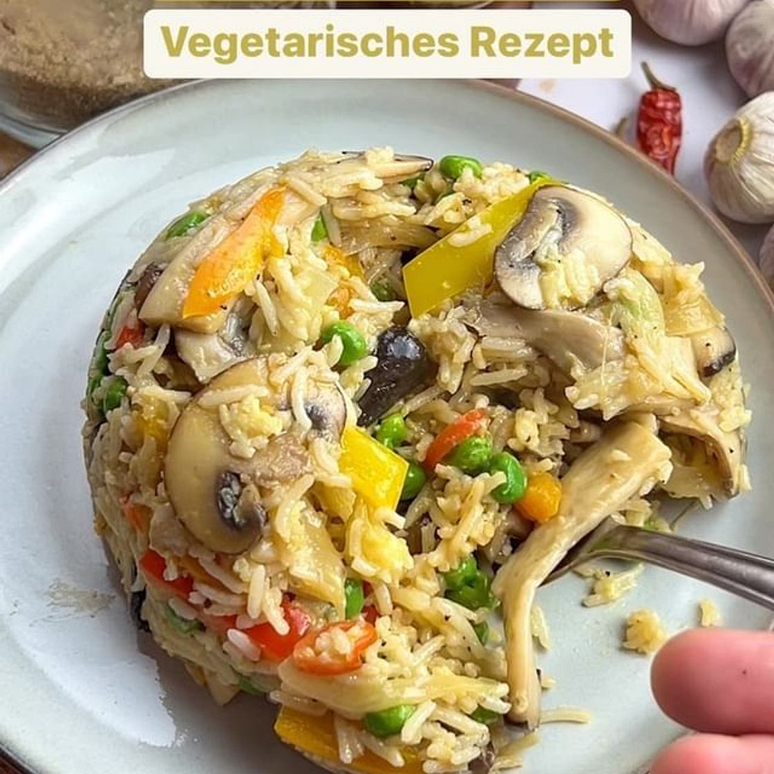 Vegetarischer Bratreis mit Pilzen