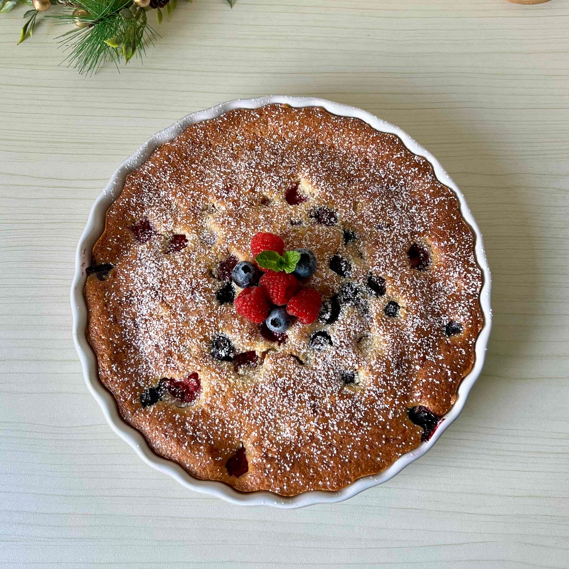 Mascarpone and red berries cake