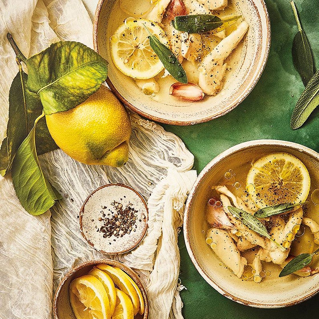 Bouillon d’ail à la sauge et au poulet