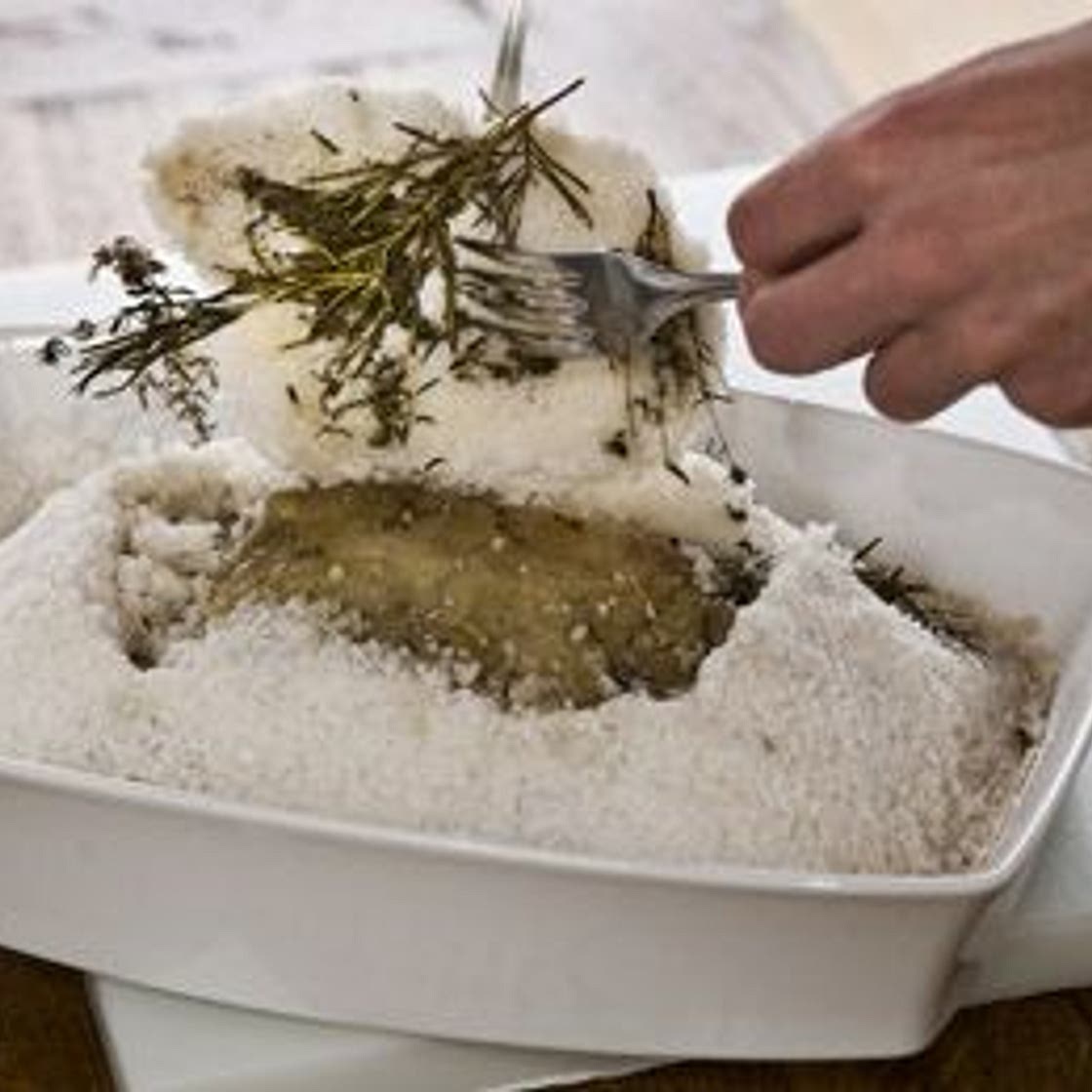 Filet de saumon en croûte de sel et crème à l'ail doux