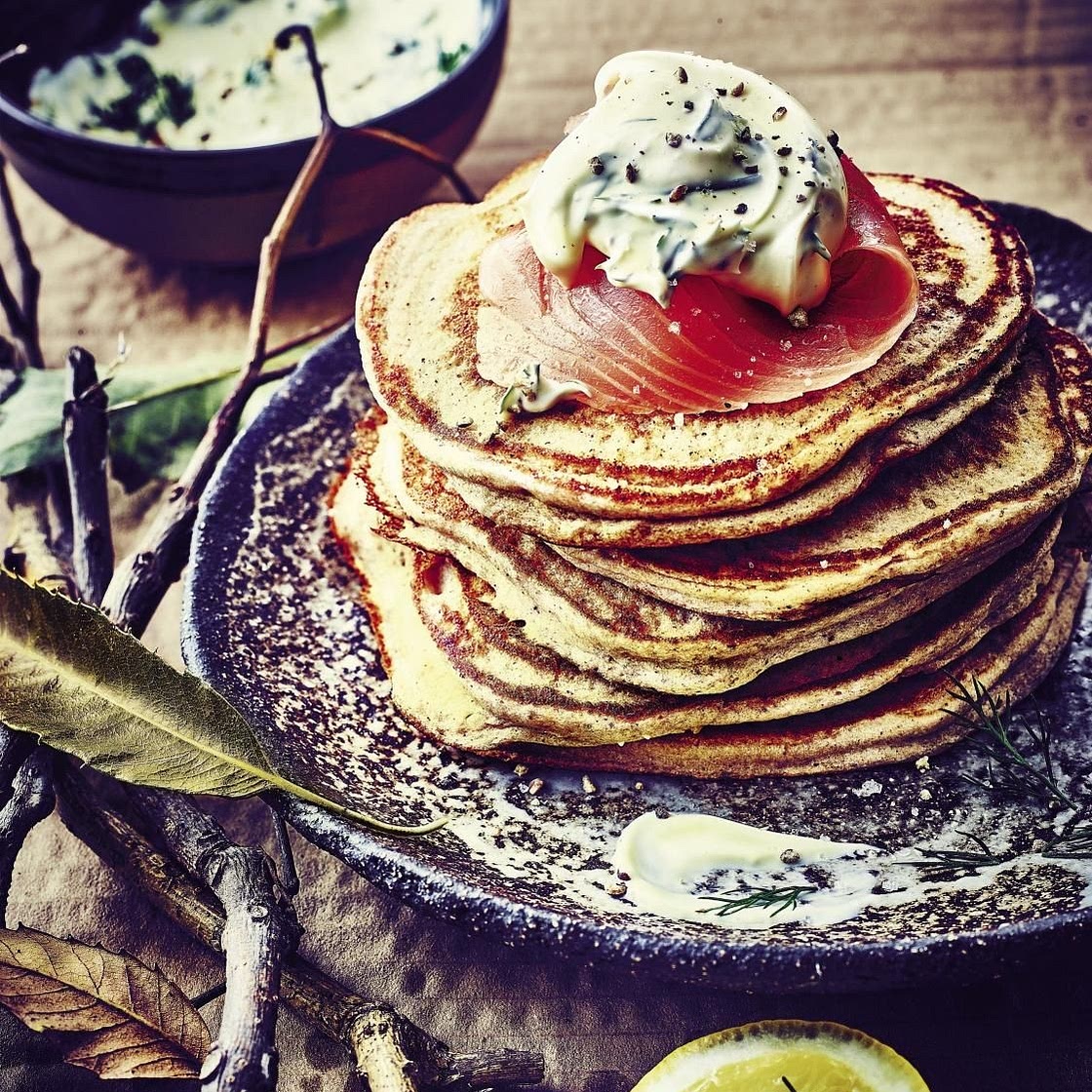 Blinis à la farine de châtaigne, saumon fumé et crème à la vodka