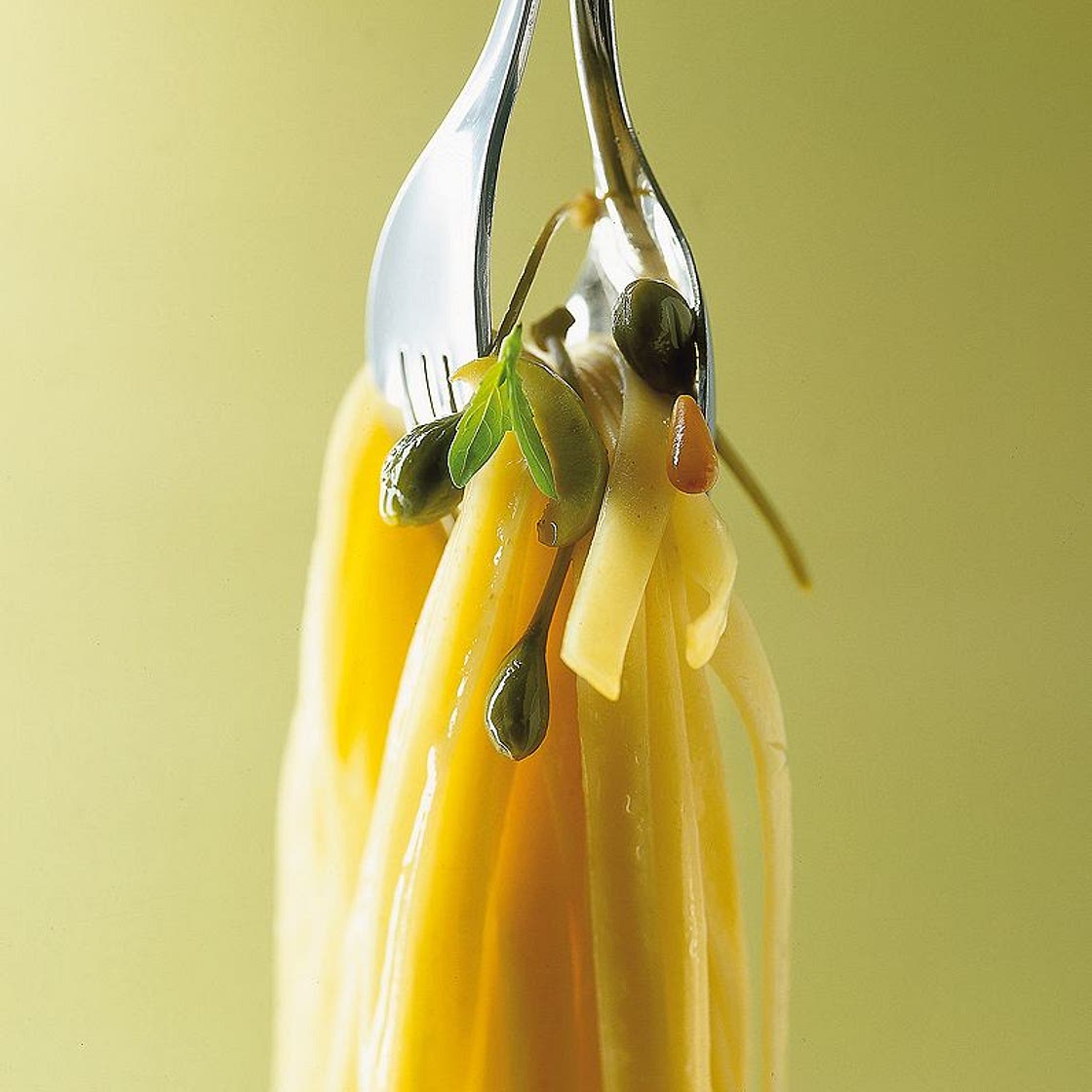 Pâtes aux pignons et aux caprons