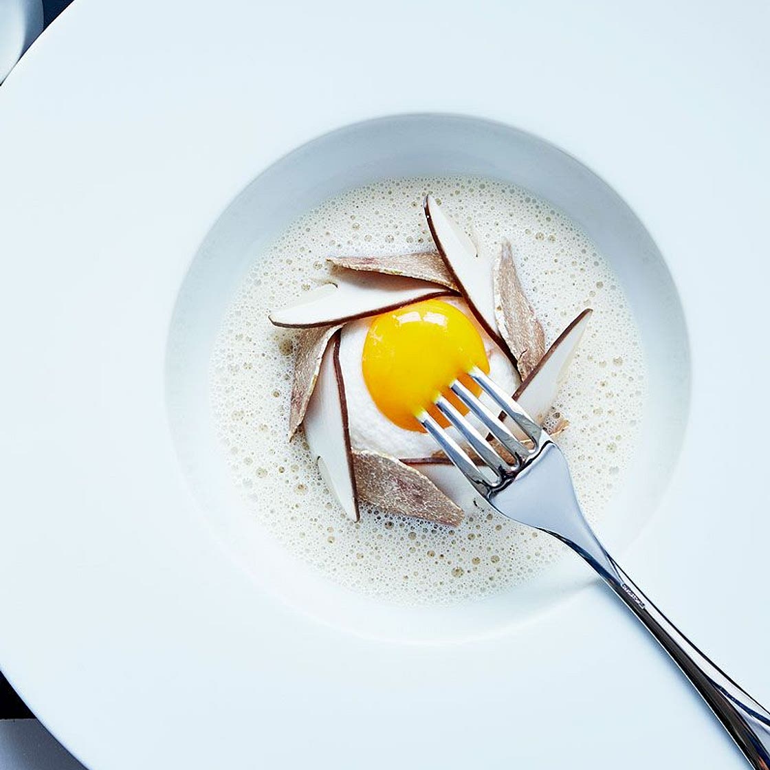 Blanc-manger d’œuf mollet à la truffe blanche d'Alba, émulsion de cèpes de Mathieu Pacaud