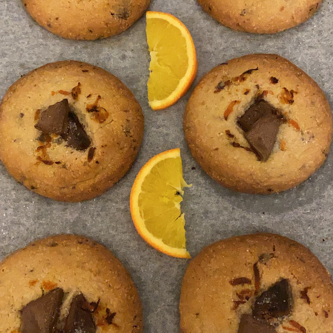 Milk chocolate and orange cookies 