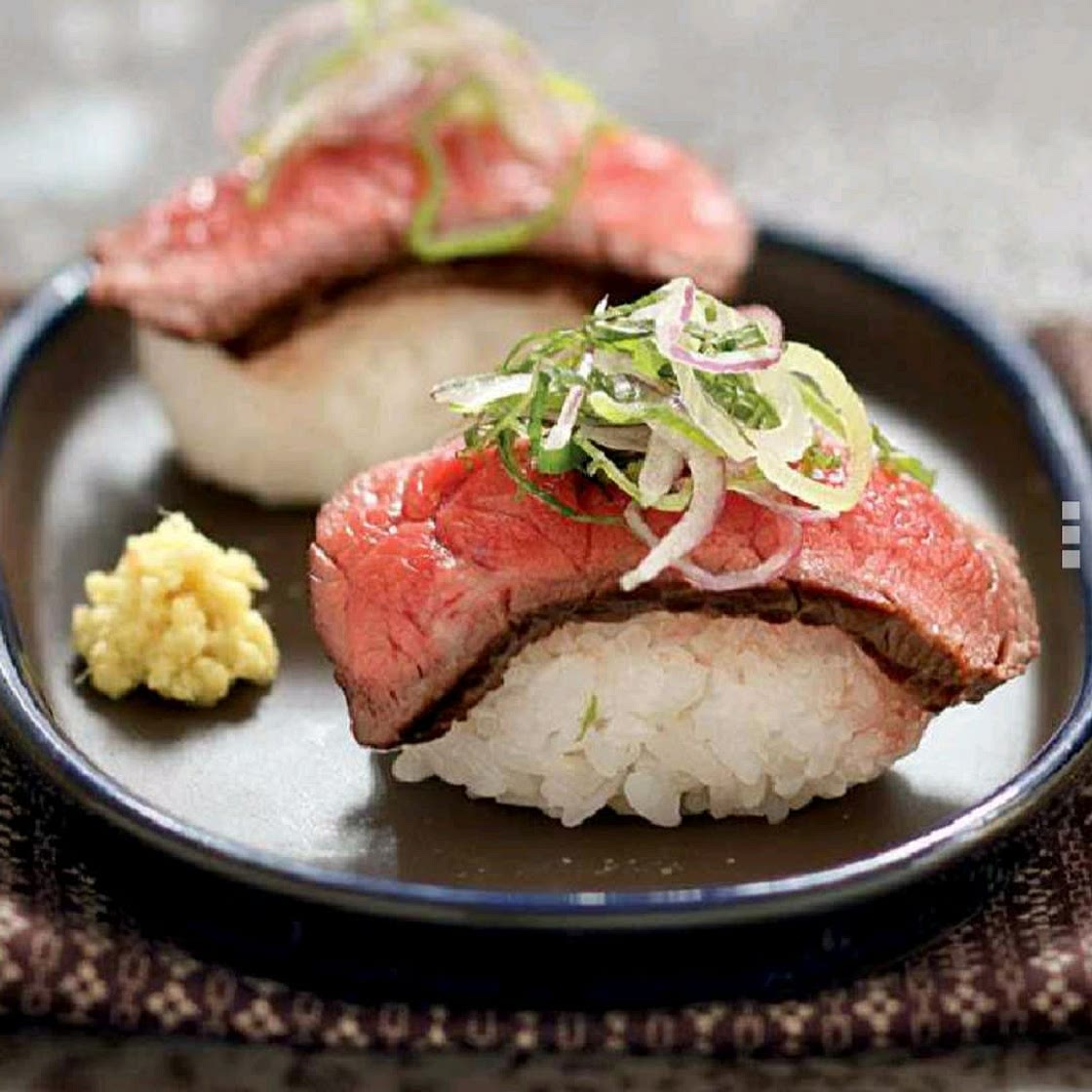 Sushi de boeuf mi-cuit au gingembre frais