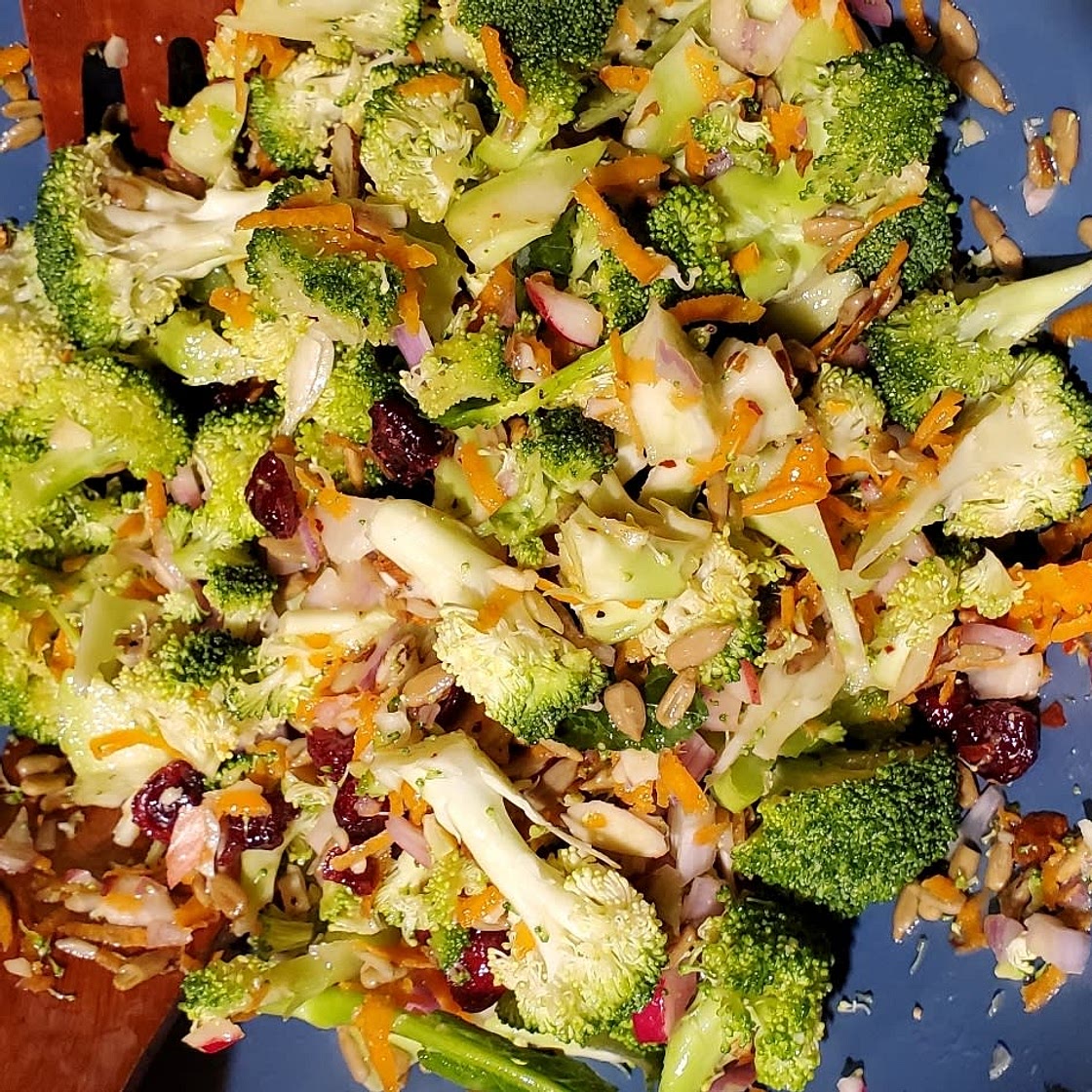 Vegan Broccoli Salad [No Mayo]