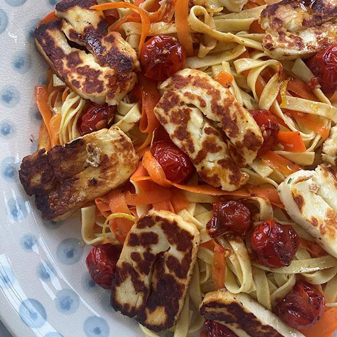 Recette de tagliatelles de carottes et de blé, citron et halloumi grillé, pâtes | Julie Andrieu