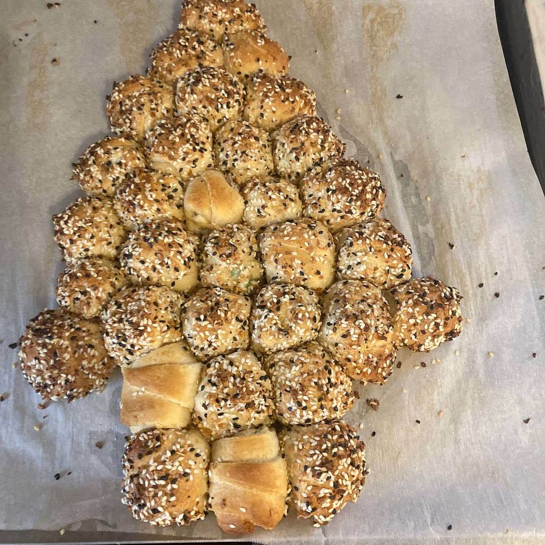 CHRISTMAS BFAST: everything bagel bacon cheese tree