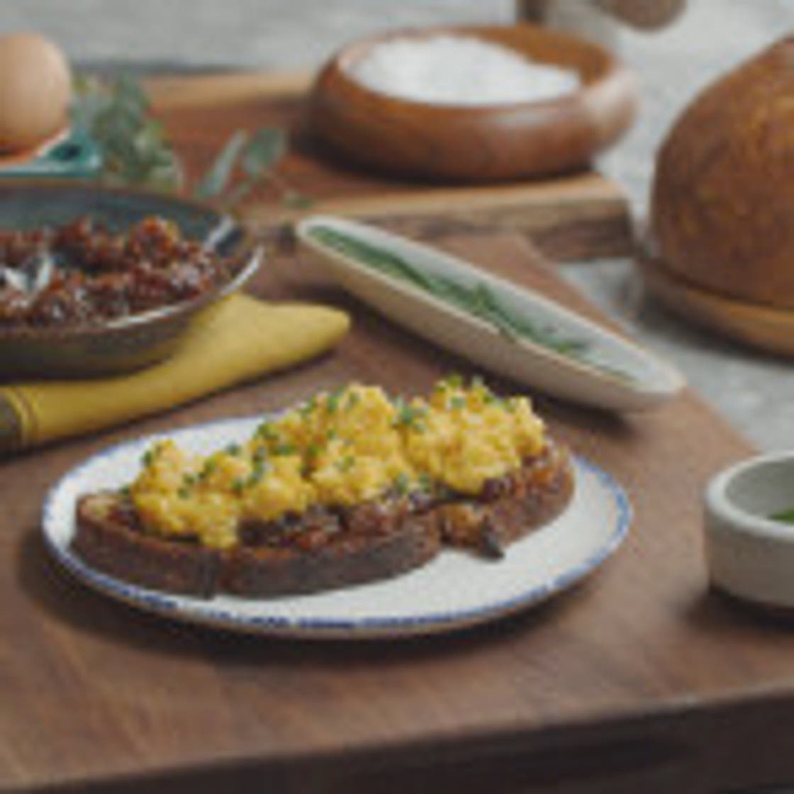 GORDON’S SOFT SCRAMBLE & BACON JAM TOAST