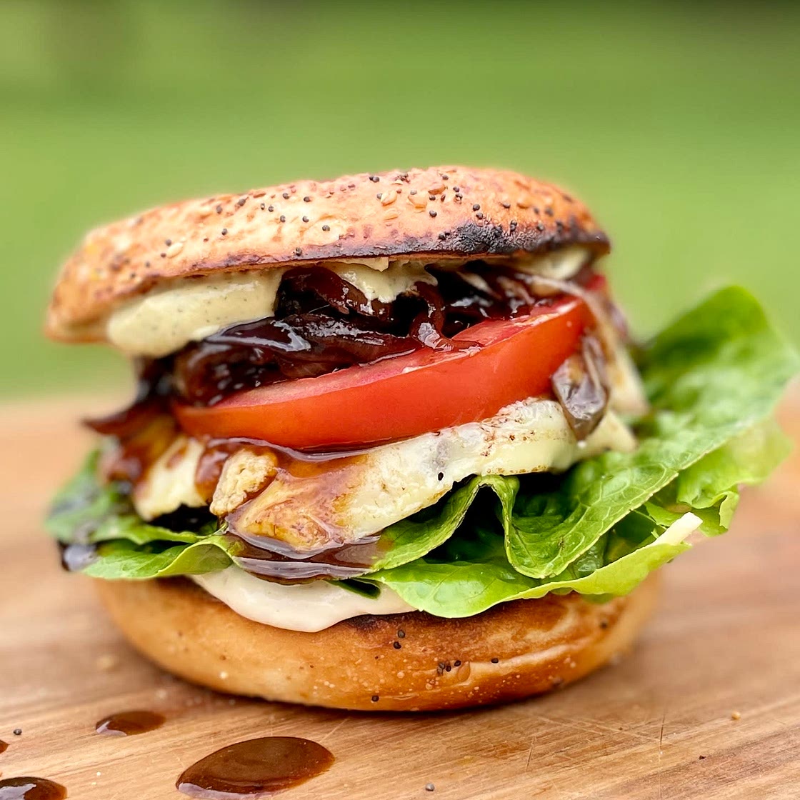 Lion’s Mane ‘Steak’ Bagel Burger with caramelised onion &🌱 aioli