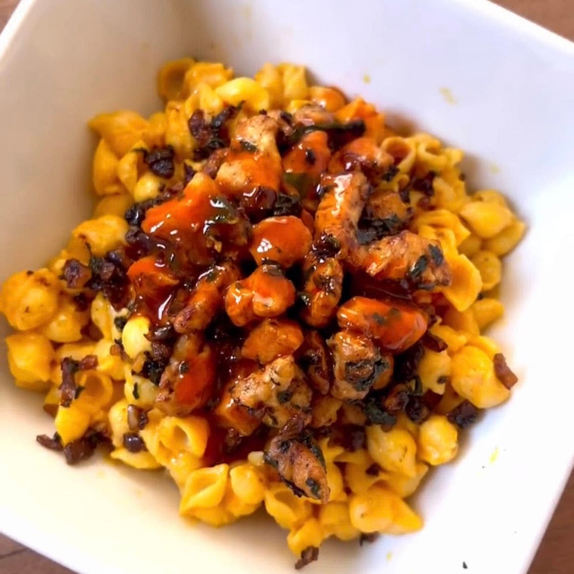 BUFFALO CHICKEN MAC AND CHEESE