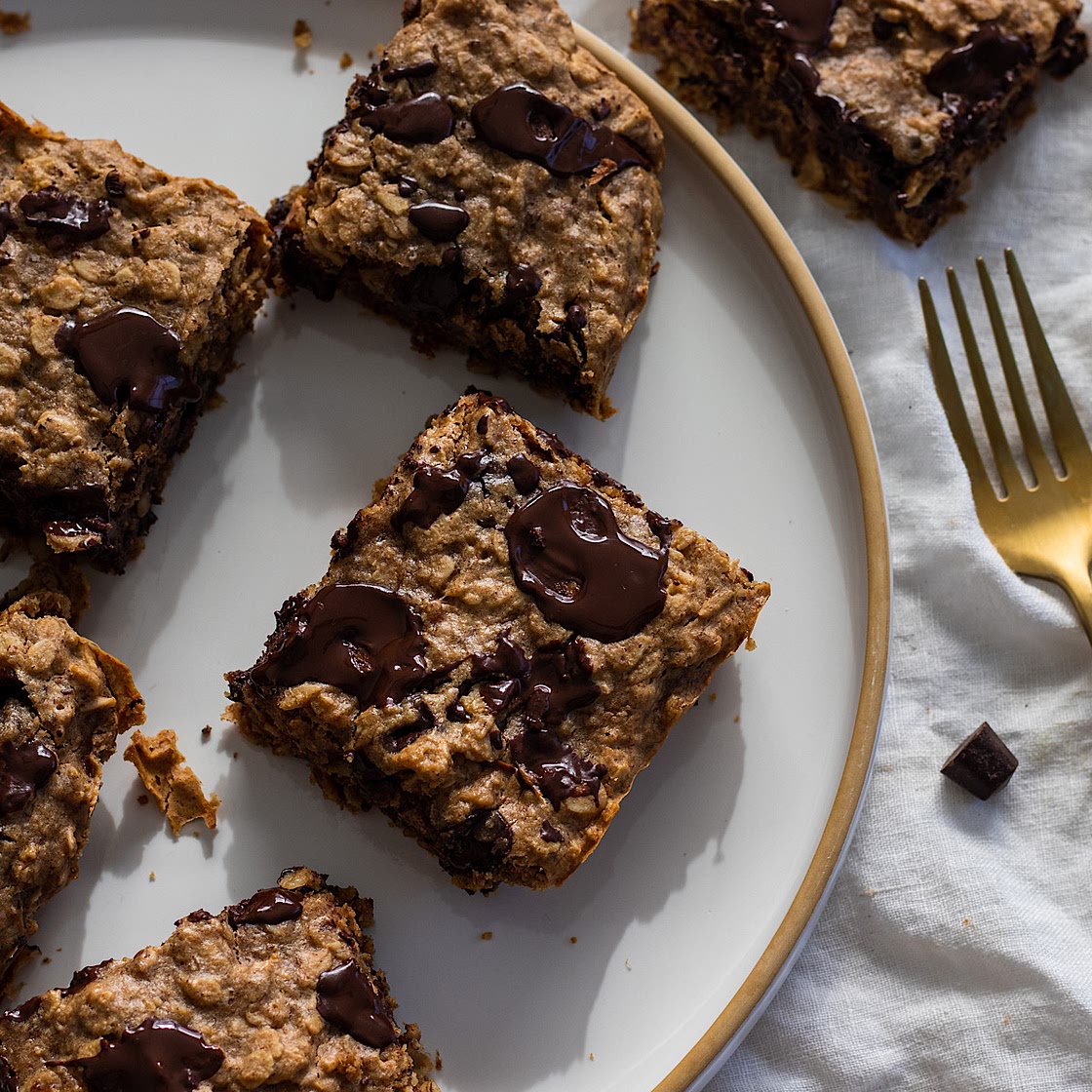 Chocolate Chip Banana Bread Oatmeal Bars (vegan)