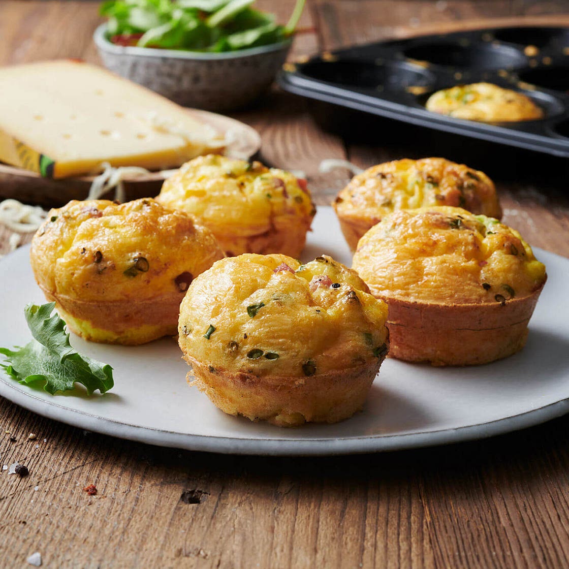 Herzhafte Rührei-Käse-Muffins160 g Leerdammer® Caractère, von der Theke 250 g Speck, gewürfelt 12 Eier 1 TL Backpulver 2 EL Mehl