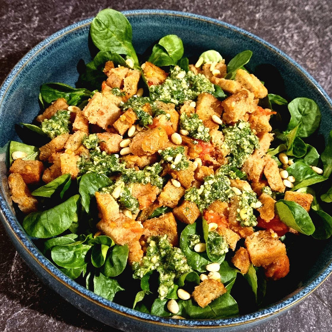 Tomaten-Brot-Salat mit Pesto