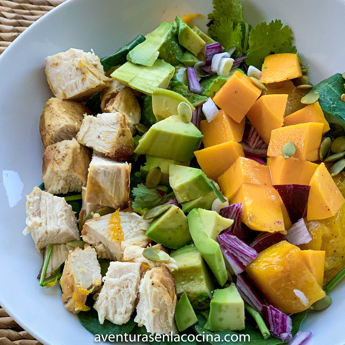 Ensalada de pollo, mango, aguacate