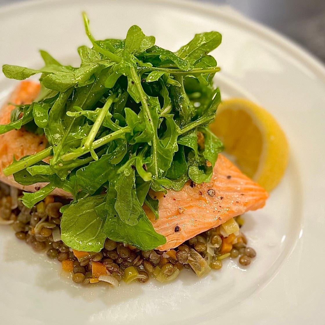 Salmon with lentil salad & arugula 