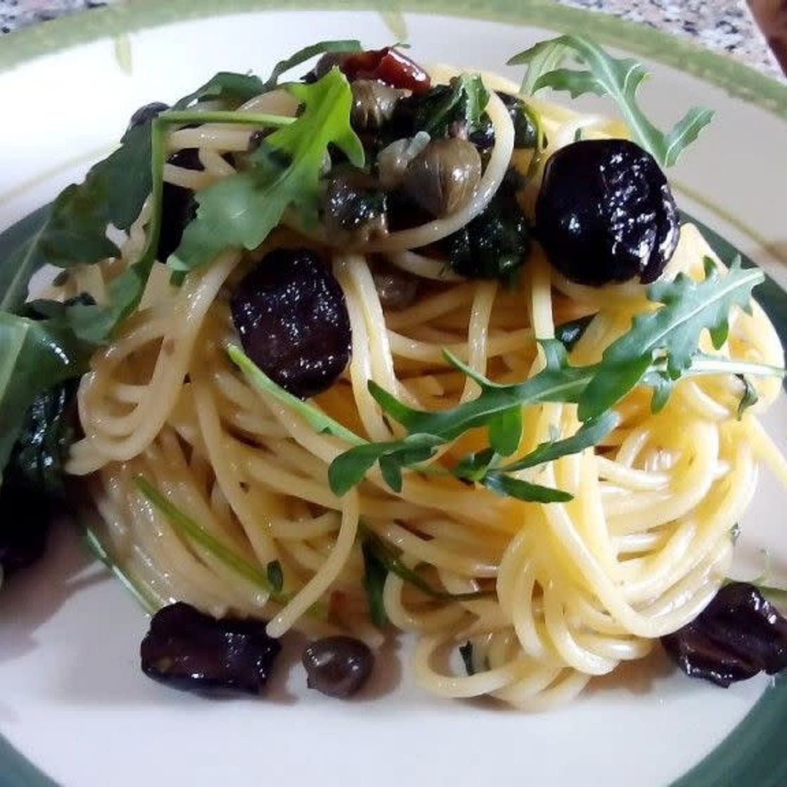 Espagueti al olivo con aceitunas y alcaparras