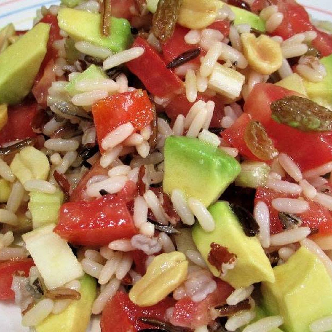 Arroz con jitomate, aguacate, queso y semillas
