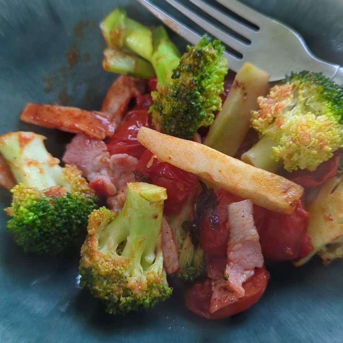 Bacon, brocoli and tomato fry up