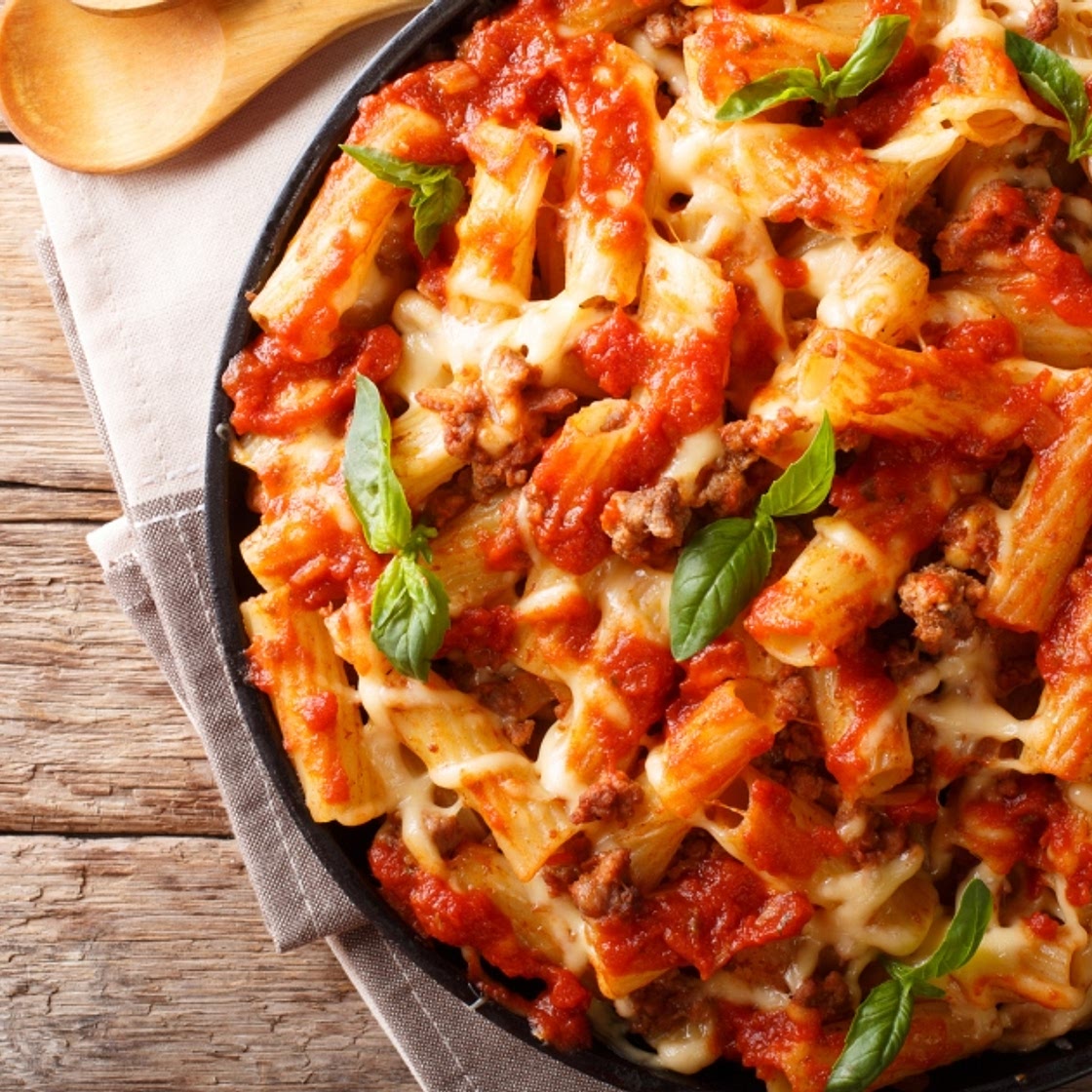 Blitzrezept für Penne-Hackfleisch-Pfanne mit cremigem Käse | freundin.de