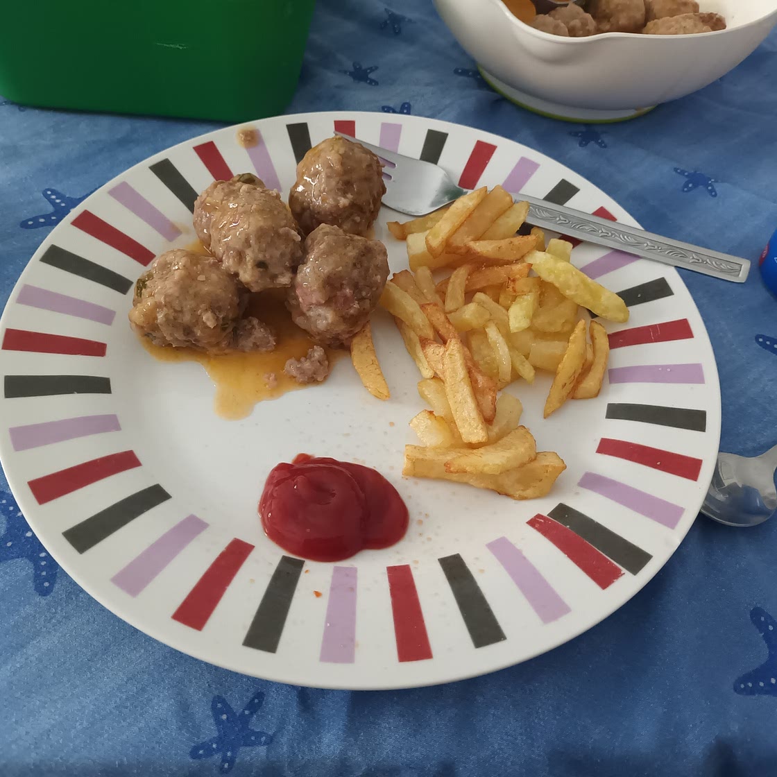 Albóndigas con Patatas.
(Kârn-Bols cûm Patātas)