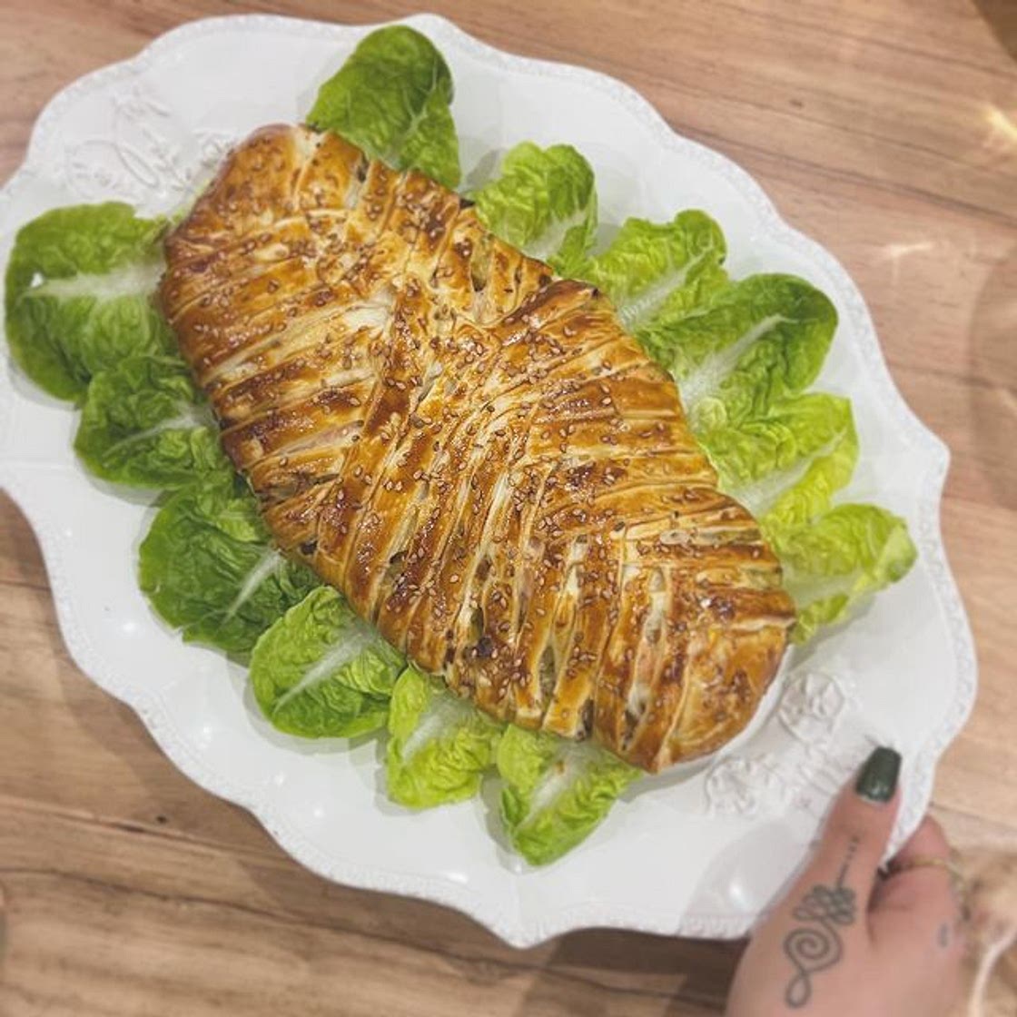 On débute 2023 avec de nouvelles recettes : Un délicieux feuilleté facile et rapide ! 1 pâte feuilleté 2 pavés de saumon 4 poireaux 6 vache qui rit Poivre Sesame doré 1 jaune d’œuf 1/ préchauffer le four à 190• 2/ émincer les poireaux et les faire revenir 
