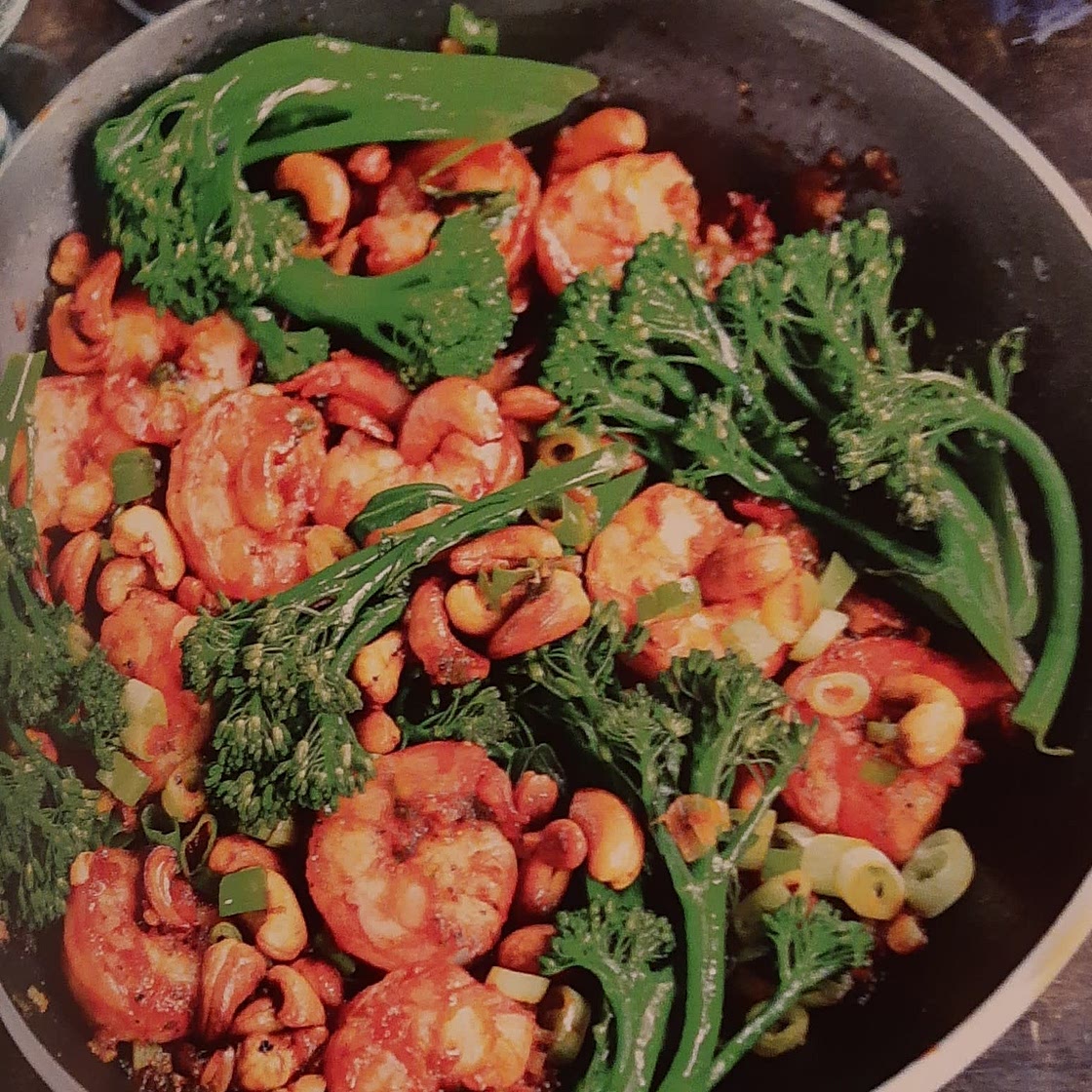 Gebakken scampi met cashewnoten broccolini en lente-ui