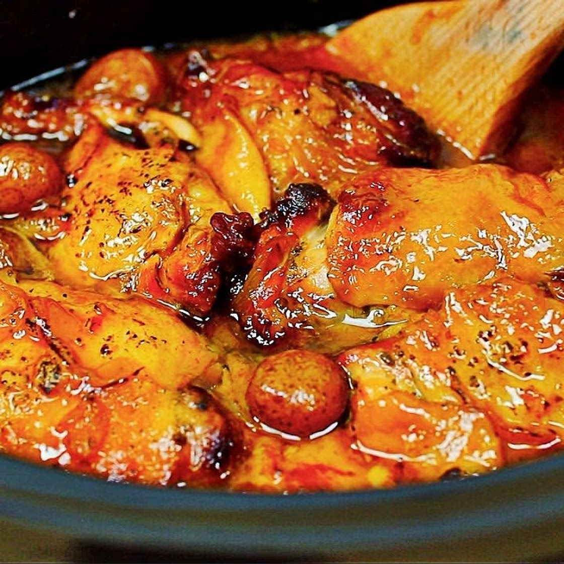 Slow cooker honung- och vitlökskyckling med småpotatis