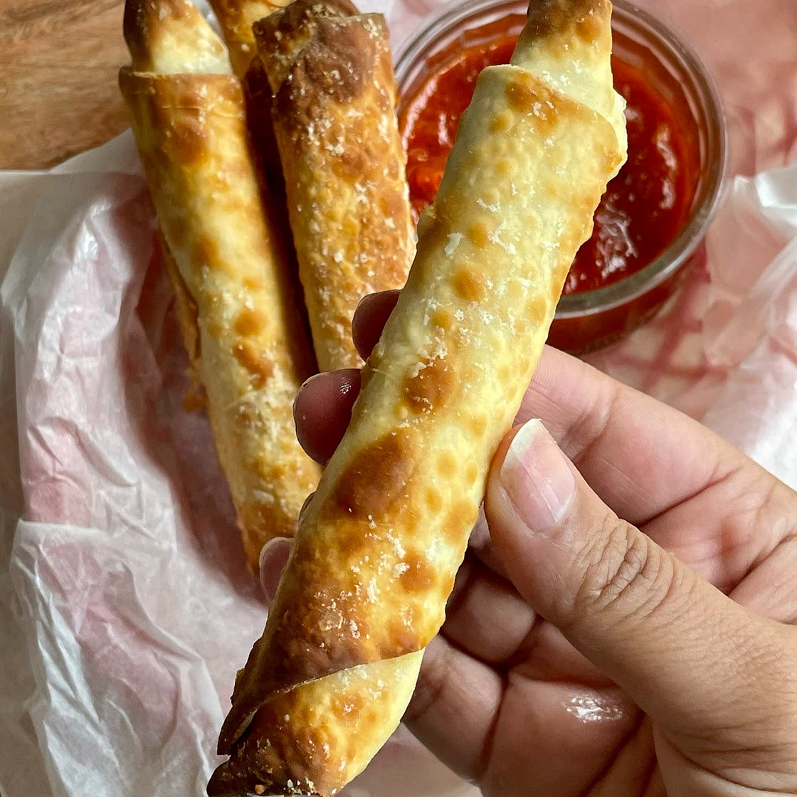 Wonton mozzarella sticks 