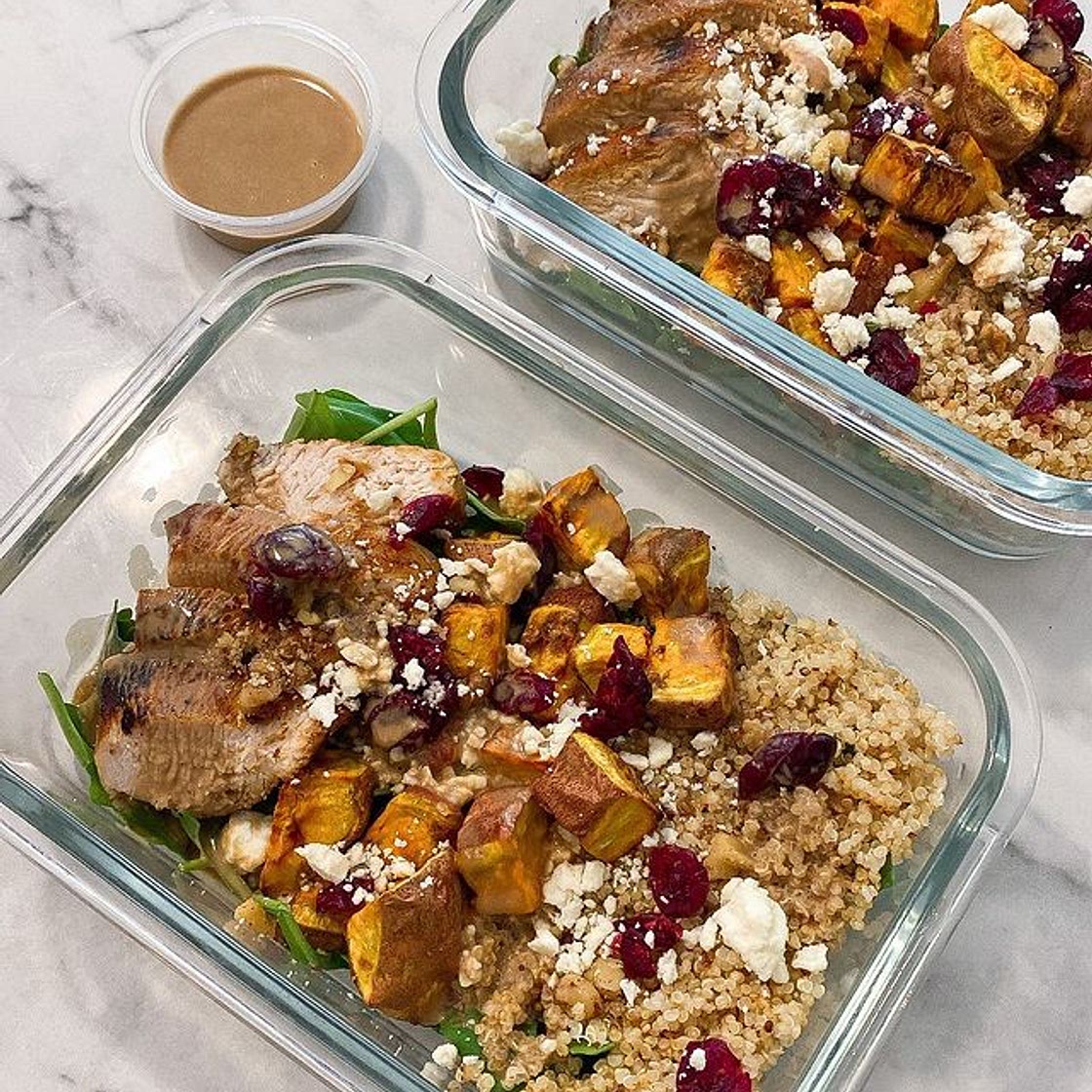 Harvest Chicken Bowls that are perfect for meal prep! 🥗😋 I love making a few meals at the beginning of each week because it saves so much time and helps me eat healthier! You can keep these in the fridge for a quick high protein lunch or dinner 🙌🏼 For 
