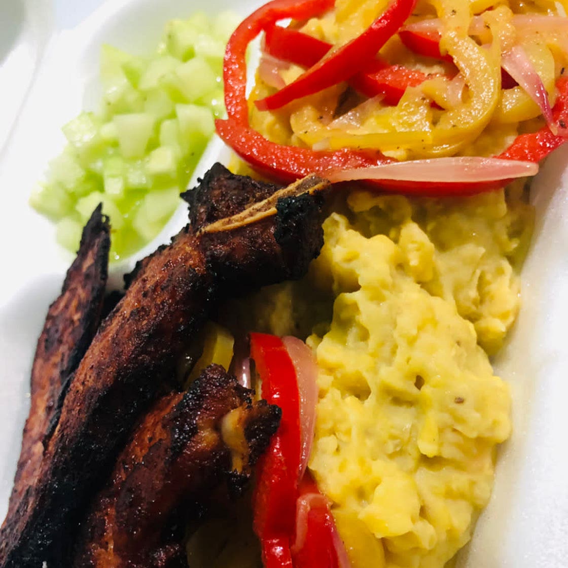 Mangú de plátano con chuleta y vegetales salteando