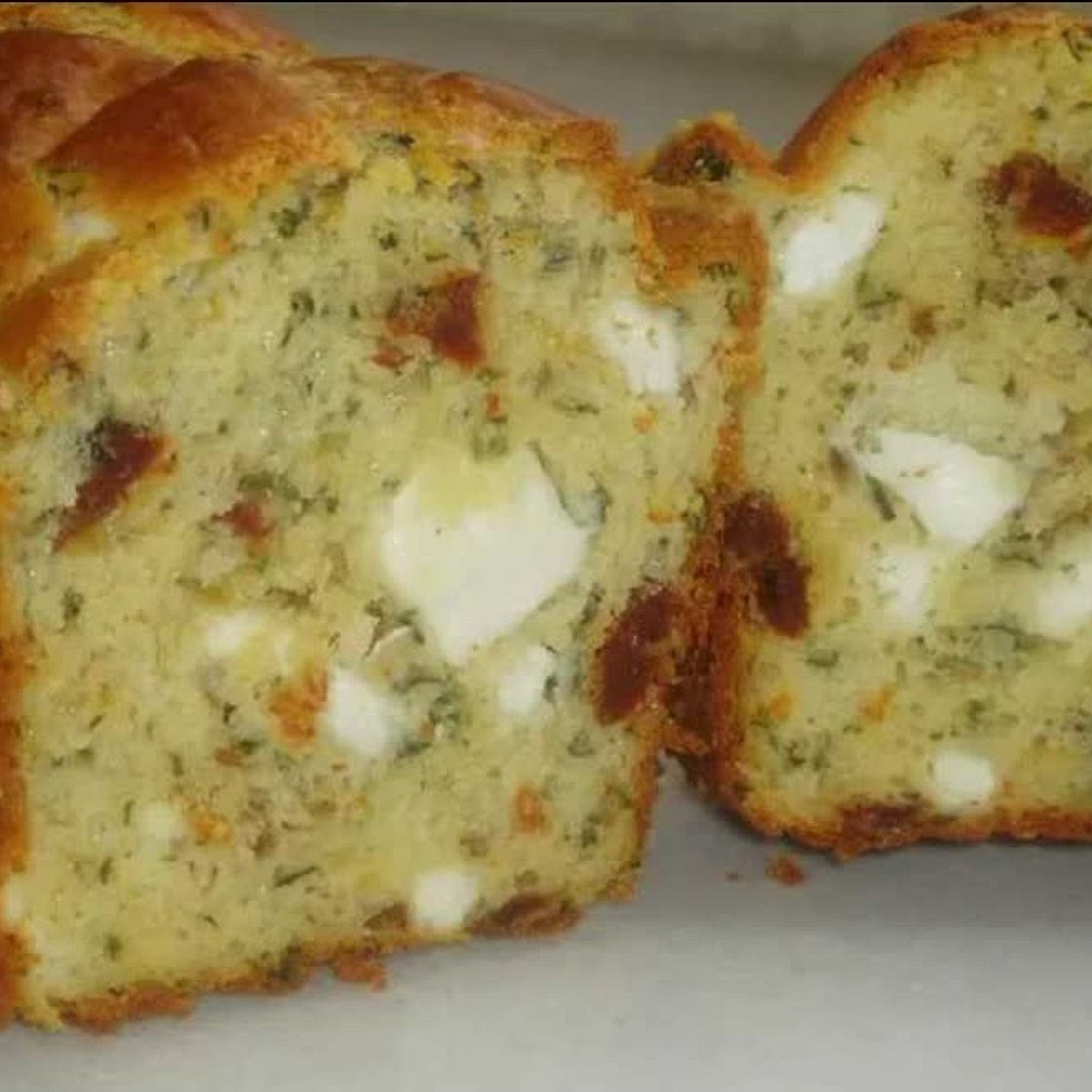 Cake aux tomates séchées, feta, basilic