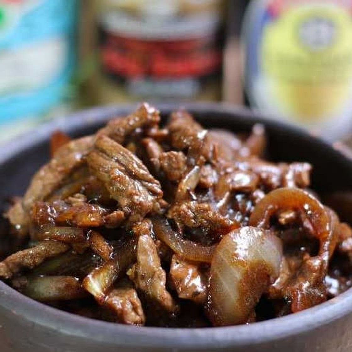 Boeuf sauté aux oignons