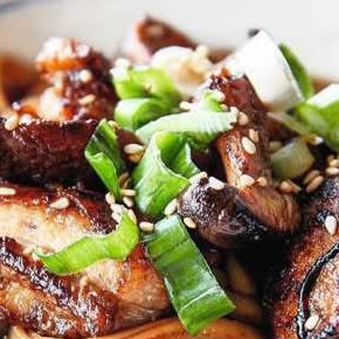 Nouilles de blé et porc caramélisé