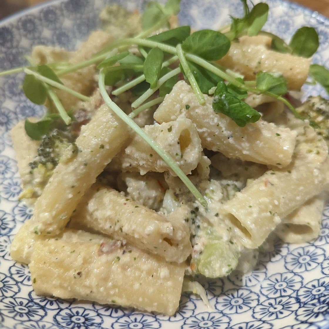lemony basil creamy vegan pasta with broccoli & sundried tomatoe