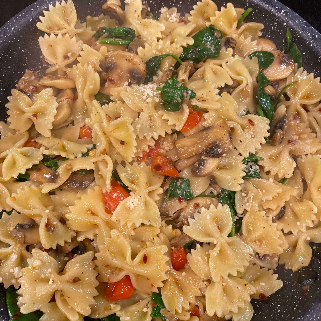 Quick Pasta with Tomatoes, Mushrooms and Spinach