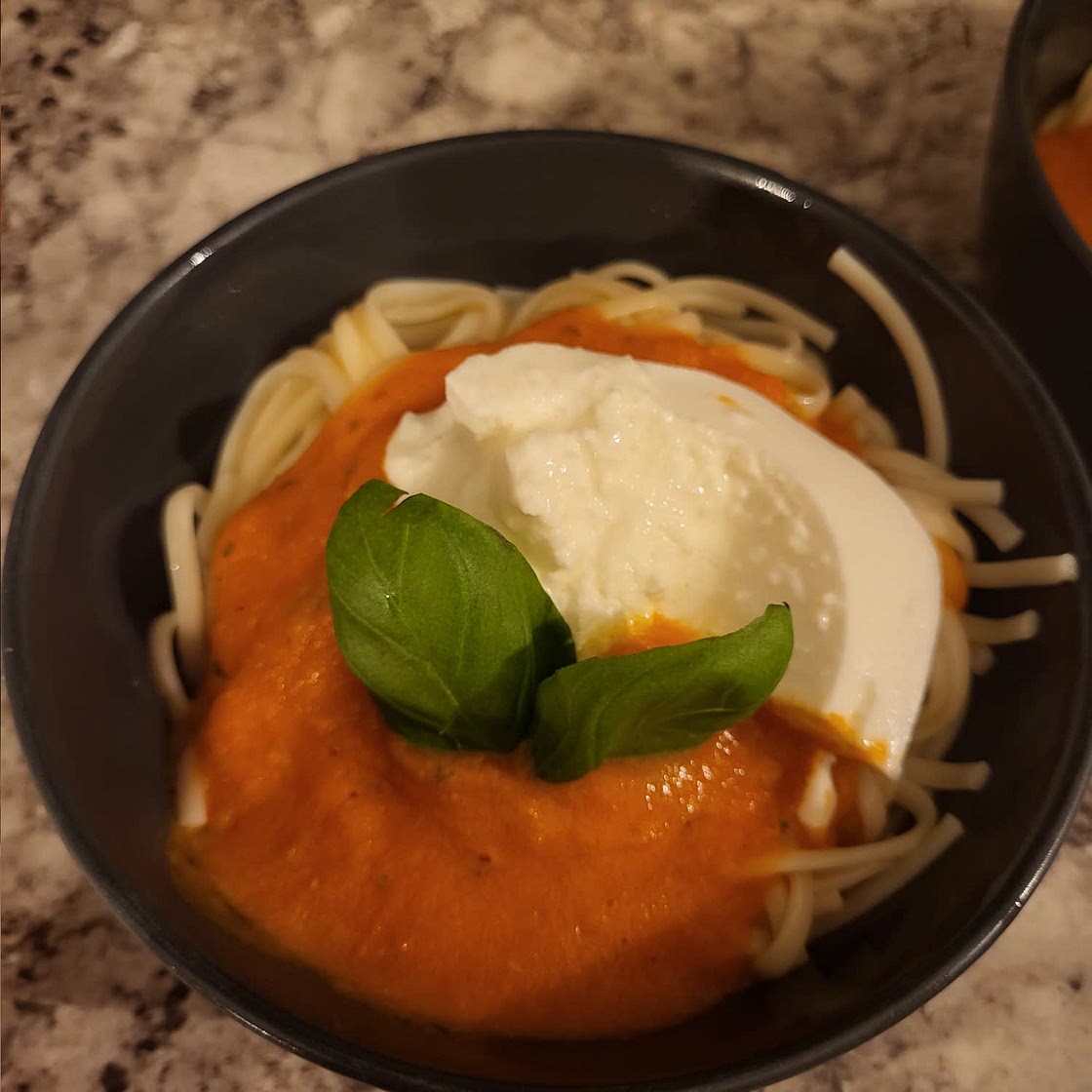 Pâtes sauce aux tomates & ail rôti avec burrata