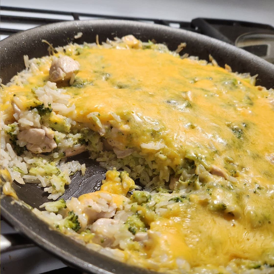 One-Pan Cheesy Chicken, Broccoli, and Rice