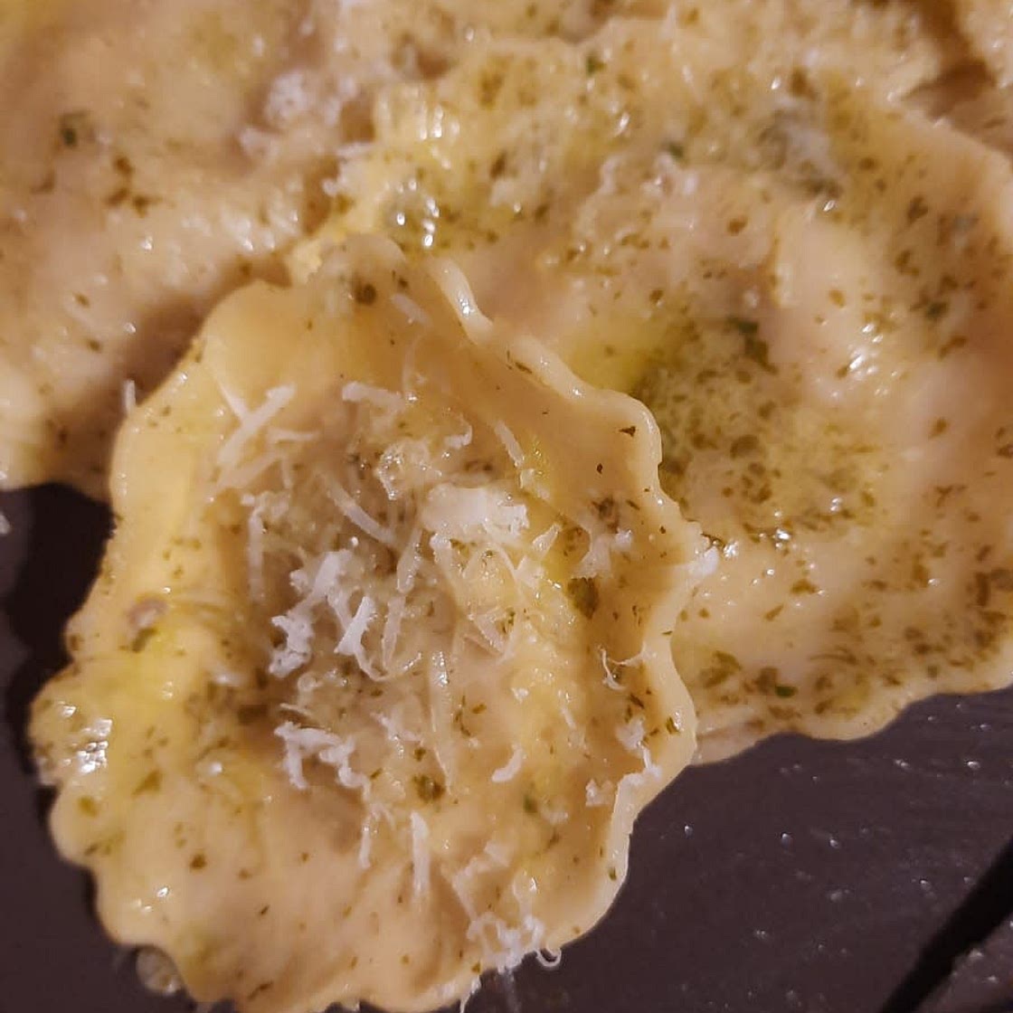 Ravioli de cogumelos com molho de azeite, limão e coentros - 1,5€/refeição