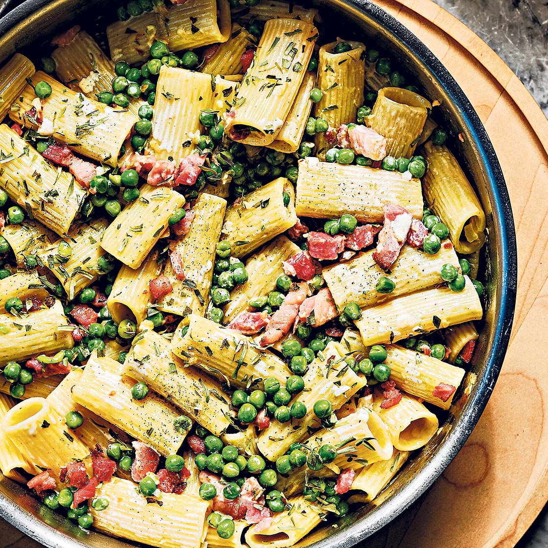 Rigatoni with bacon, peas and cream recipe