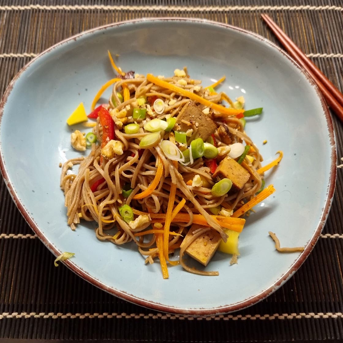 Soba-Nudelsalat mit Räuchertofu und Mango