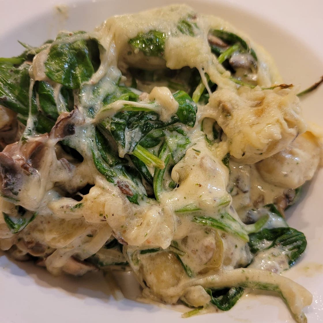 Gnocchi-Spinat-Auflauf mit Champignons in Basilikumcremesoße, dazu Sonnenblumenkerne