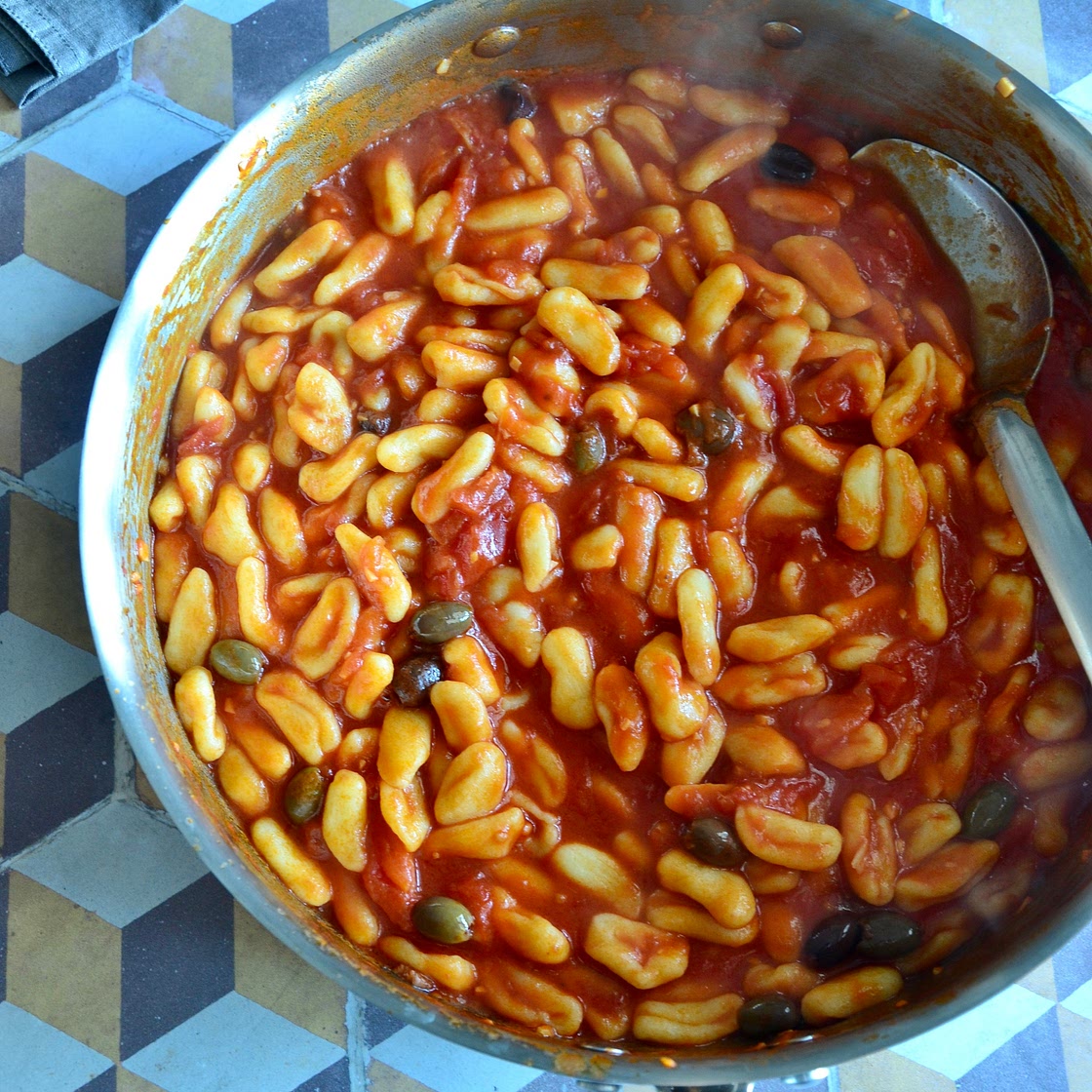 Cavatelli con pomodoro, olive e pane croccante