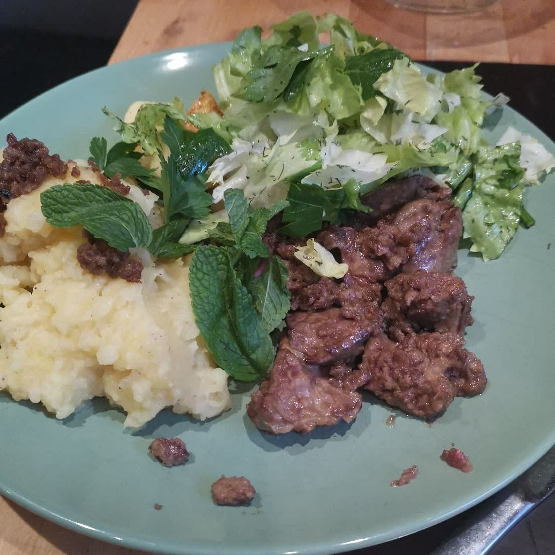 Kalbsleber Alt Berlin mit Zwiebel, Apfel und Quetschkartoffeln